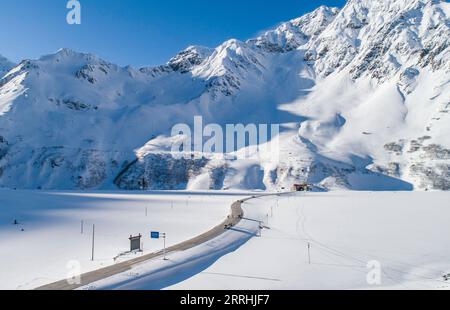 220703 -- LHASA, 3 luglio 2022 -- foto aerea scattata l'8 febbraio 2021 mostra l'ingresso del tunnel di Galongla nella contea di Medog, Nyingchi, nella regione autonoma del Tibet del sud-ovest della Cina. Xinhua titoli: Nuove strade, ferrovie migliorare la vita dei tibetani locali SunxFei PUBLICATIONxNOTxINxCHN Foto Stock