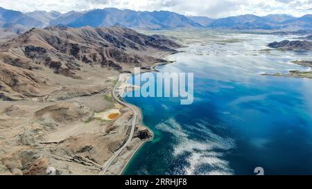 220703 -- LHASA, 3 luglio 2022 -- foto aerea scattata il 3 agosto 2019 mostra una strada lungo la Banggong Co nella prefettura di Ngari, nella regione autonoma Tibet del sud-ovest della Cina. Xinhua titoli: Nuove strade, ferrovie migliorare la vita dei tibetani locali JigmexDorje PUBLICATIONxNOTxINxCHN Foto Stock