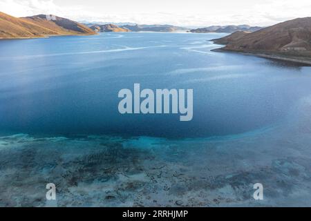 220703 -- LHASA, 3 luglio 2022 -- foto aerea scattata il 2 luglio 2022 mostra il paesaggio del lago Yamdrok nella contea di Nagarze della città di Shannan, nella regione autonoma del Tibet della Cina sud-occidentale. CHINA-TIBET-YAMDROK LAKE-SCENERYCN SunxFei PUBLICATIONxNOTxINxCHN Foto Stock