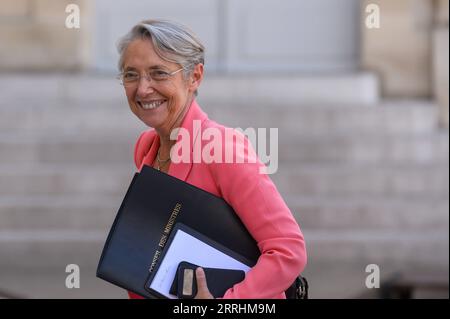 220704 -- PARIGI, 4 luglio 2022 -- il primo ministro francese Elisabeth Borne arriva per la prima riunione settimanale del nuovo gabinetto a Parigi, in Francia, il 4 luglio 2022. Il presidente francese Emmanuel Macron ha rimescolato il suo governo lunedì per la seconda volta in sei settimane, l'ufficio Elysee del presidente ha annunciato. Foto di /Xinhua FRANCE-PARIS-GOVERNMENT-RESHUFFLE JulienxMattia PUBLICATIONxNOTxINxCHN Foto Stock