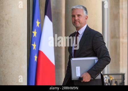 220704 -- PARIGI, 4 luglio 2022 -- Ministro francese per la solidarietà, l'autonomia e le persone con disabilità Jean-Christophe Combe arriva per la prima riunione settimanale del nuovo gabinetto a Parigi, in Francia, il 4 luglio 2022. Il presidente francese Emmanuel Macron ha rimescolato il suo governo lunedì per la seconda volta in sei settimane, l'ufficio Elysee del presidente ha annunciato. Foto di /Xinhua FRANCE-PARIS-GOVERNMENT-RESHUFFLE JulienxMattia PUBLICATIONxNOTxINxCHN Foto Stock