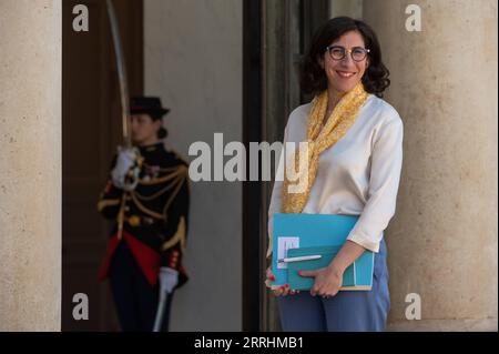 220704 -- PARIGI, 4 luglio 2022 -- il ministro della Cultura francese Rima Abdul-Malak arriva per la prima riunione settimanale del nuovo gabinetto a Parigi, in Francia, il 4 luglio 2022. Il presidente francese Emmanuel Macron ha rimescolato il suo governo lunedì per la seconda volta in sei settimane, l'ufficio Elysee del presidente ha annunciato. Foto di /Xinhua FRANCE-PARIS-GOVERNMENT-RESHUFFLE JulienxMattia PUBLICATIONxNOTxINxCHN Foto Stock