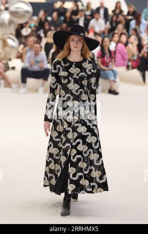 220705 -- PARIGI, 5 luglio 2022 -- Una modella presenta una creazione della collezione Haute Couture Autunno/Inverno 2022-2023 di Chanel durante la Paris Fashion Week a Parigi, in Francia, 5 luglio 2022. FRANCE-PARIS-FASHION WEEK-CHANEL-HAUTE COUTURE GAOXJING PUBLICATIONXNOTXINXCHN Foto Stock