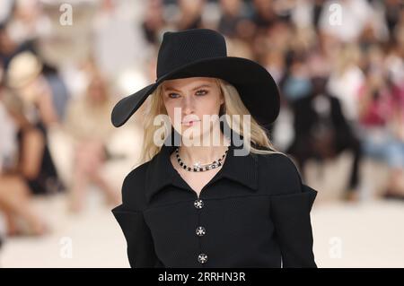 220705 -- PARIGI, 5 luglio 2022 -- Una modella presenta una creazione della collezione Haute Couture Autunno/Inverno 2022-2023 di Chanel durante la Paris Fashion Week a Parigi, in Francia, 5 luglio 2022. FRANCE-PARIS-FASHION WEEK-CHANEL-HAUTE COUTURE GAOXJING PUBLICATIONXNOTXINXCHN Foto Stock