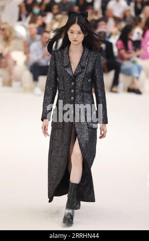 220705 -- PARIGI, 5 luglio 2022 -- Una modella presenta una creazione della collezione Haute Couture Autunno/Inverno 2022-2023 di Chanel durante la Paris Fashion Week a Parigi, in Francia, 5 luglio 2022. FRANCE-PARIS-FASHION WEEK-CHANEL-HAUTE COUTURE GAOXJING PUBLICATIONXNOTXINXCHN Foto Stock