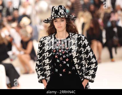 220705 -- PARIGI, 5 luglio 2022 -- Una modella presenta una creazione della collezione Haute Couture Autunno/Inverno 2022-2023 di Chanel durante la Paris Fashion Week a Parigi, in Francia, 5 luglio 2022. FRANCE-PARIS-FASHION WEEK-CHANEL-HAUTE COUTURE GAOXJING PUBLICATIONXNOTXINXCHN Foto Stock