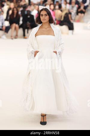 220705 -- PARIGI, 5 luglio 2022 -- Una modella presenta una creazione della collezione Haute Couture Autunno/Inverno 2022-2023 di Chanel durante la Paris Fashion Week a Parigi, in Francia, 5 luglio 2022. FRANCE-PARIS-FASHION WEEK-CHANEL-HAUTE COUTURE GAOXJING PUBLICATIONXNOTXINXCHN Foto Stock