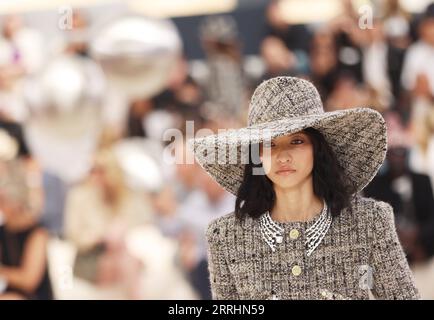 220705 -- PARIGI, 5 luglio 2022 -- Una modella presenta una creazione della collezione Haute Couture Autunno/Inverno 2022-2023 di Chanel durante la Paris Fashion Week a Parigi, in Francia, 5 luglio 2022. FRANCE-PARIS-FASHION WEEK-CHANEL-HAUTE COUTURE GAOXJING PUBLICATIONXNOTXINXCHN Foto Stock