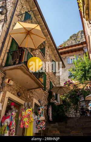 Vista sulla frazione di Limone. 13 agosto 2023 Limone sul Garda, Brescia, Italia Foto Stock