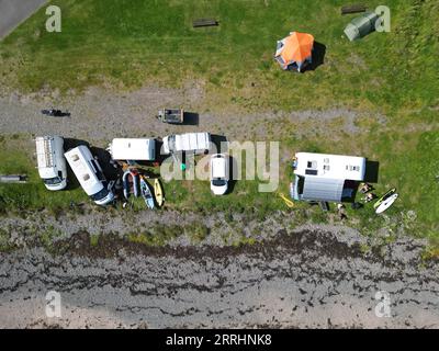 Vista aerea dei camper e campeggio accanto alla spiaggia di Ardwell sulla riva della luce Bay, Rhins of Galloway, Scozia nell'agosto 2023 Foto Stock