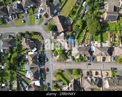 Vista aerea delle abitazioni suburbane con giardini e disposizione urbana della strada a Hereford, Regno Unito, nell'agosto 2023 Foto Stock