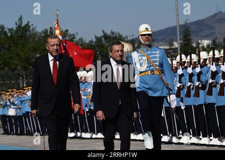 220705 -- ANKARA, 5 luglio 2022 -- il presidente turco Recep Tayyip Erdogan 1st L, Front dà il benvenuto al primo ministro italiano Mario Draghi 2nd L, Front ad Ankara, Turchia, il 5 luglio 2022. Il presidente turco Recep Tayyip Erdogan ha promesso di rafforzare la cooperazione economica con l'Italia, in particolare nei settori dell'energia e della difesa. Erdogan ha fatto le sue osservazioni dopo aver tenuto il terzo incontro intergovernativo con il primo ministro italiano Mario Draghi ad Ankara, dove i due paesi hanno firmato nove nuovi accordi di cooperazione bilaterale. Foto di /Xinhua TURKEY-ANKARA-ITALY-PM-VISIT MustafaxKaya PUBLICATIONxNOTxIN Foto Stock