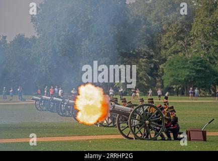 Hyde Park, Londra, Regno Unito. 8 settembre 2023. La King's Troop Royal Horse Artillery spara un 41 Gun Royal salute a mezzogiorno a Hyde Park per celebrare il primo anniversario dell'ascesa al trono di HM il re. Crediti: Malcolm Park/Alamy Live News Foto Stock