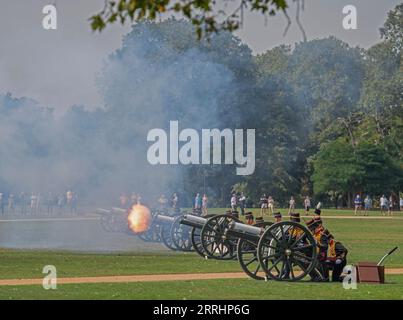 Hyde Park, Londra, Regno Unito. 8 settembre 2023. La King's Troop Royal Horse Artillery spara un 41 Gun Royal salute a mezzogiorno a Hyde Park per celebrare il primo anniversario dell'ascesa al trono di HM il re. Crediti: Malcolm Park/Alamy Live News Foto Stock