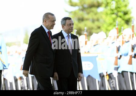 220705 -- ANKARA, 5 luglio 2022 -- il presidente turco Recep Tayyip Erdogan L, il fronte dà il benvenuto al primo ministro italiano Mario Draghi ad Ankara, Turchia, il 5 luglio 2022. Il presidente turco Recep Tayyip Erdogan ha promesso di rafforzare la cooperazione economica con l'Italia, in particolare nei settori dell'energia e della difesa. Erdogan ha fatto le sue osservazioni dopo aver tenuto il terzo incontro intergovernativo con il primo ministro italiano Mario Draghi ad Ankara, dove i due paesi hanno firmato nove nuovi accordi di cooperazione bilaterale. Foto di /Xinhua TURKEY-ANKARA-ITALY-PM-VISIT MustafaxKaya PUBLICATIONxNOTxINxCHN Foto Stock