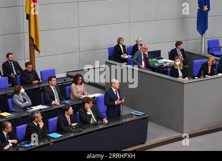 220706 -- BERLINO, 6 luglio 2022 -- Cancelliere tedesco Olaf Scholz 5th L, il fronte partecipa a una sessione di domande del Bundestag a Berlino, capitale della Germania, 6 luglio 2022. GERMANIA-BERLINO-SCHOLZ-BUNDESTAG-SESSIONE DI DOMANDE RENXPENGFEI PUBLICATIONXNOTXINXCHN Foto Stock