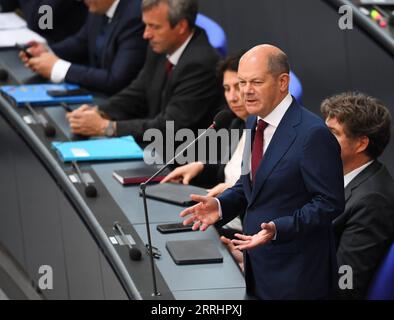 220706 -- BERLINO, 6 luglio 2022 -- il cancelliere tedesco Olaf Scholz partecipa a una sessione di domande del Bundestag a Berlino, capitale della Germania, 6 luglio 2022. GERMANIA-BERLINO-SCHOLZ-BUNDESTAG-SESSIONE DI DOMANDE RENXPENGFEI PUBLICATIONXNOTXINXCHN Foto Stock