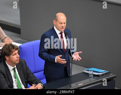 220706 -- BERLINO, 6 luglio 2022 -- il cancelliere tedesco Olaf Scholz R partecipa a una sessione di domande del Bundestag a Berlino, capitale della Germania, 6 luglio 2022. GERMANIA-BERLINO-SCHOLZ-BUNDESTAG-SESSIONE DI DOMANDE RENXPENGFEI PUBLICATIONXNOTXINXCHN Foto Stock