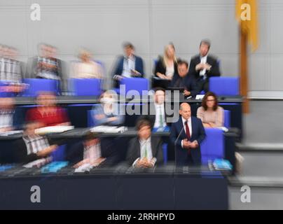 220706 -- BERLINO, 6 luglio 2022 -- Cancelliere tedesco Olaf Scholz 1st R, il fronte partecipa a una sessione di domande del Bundestag a Berlino, capitale della Germania, 6 luglio 2022. GERMANIA-BERLINO-SCHOLZ-BUNDESTAG-SESSIONE DI DOMANDE RENXPENGFEI PUBLICATIONXNOTXINXCHN Foto Stock