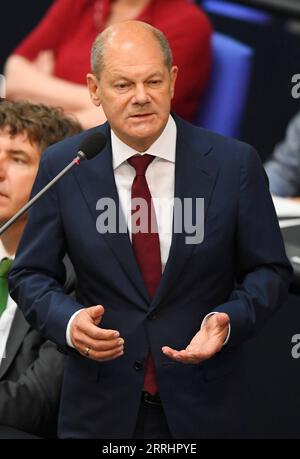 220706 -- BERLINO, 6 luglio 2022 -- il cancelliere tedesco Olaf Scholz partecipa a una sessione di domande del Bundestag a Berlino, capitale della Germania, 6 luglio 2022. GERMANIA-BERLINO-SCHOLZ-BUNDESTAG-SESSIONE DI DOMANDE RENXPENGFEI PUBLICATIONXNOTXINXCHN Foto Stock