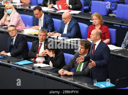220706 -- BERLINO, 6 luglio 2022 -- Cancelliere tedesco Olaf Scholz 1st R, il fronte partecipa a una sessione di domande del Bundestag a Berlino, capitale della Germania, 6 luglio 2022. GERMANIA-BERLINO-SCHOLZ-BUNDESTAG-SESSIONE DI DOMANDE RENXPENGFEI PUBLICATIONXNOTXINXCHN Foto Stock
