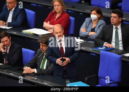 220706 -- BERLINO, 6 luglio 2022 -- Cancelliere tedesco Olaf Scholz R, il fronte partecipa a una sessione di domande del Bundestag a Berlino, capitale della Germania, 6 luglio 2022. GERMANIA-BERLINO-SCHOLZ-BUNDESTAG-SESSIONE DI DOMANDE RENXPENGFEI PUBLICATIONXNOTXINXCHN Foto Stock