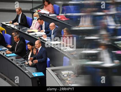 220706 -- BERLINO, 6 luglio 2022 -- Cancelliere tedesco Olaf Scholz 1st R, il fronte partecipa a una sessione di domande del Bundestag a Berlino, capitale della Germania, 6 luglio 2022. GERMANIA-BERLINO-SCHOLZ-BUNDESTAG-SESSIONE DI DOMANDE RENXPENGFEI PUBLICATIONXNOTXINXCHN Foto Stock
