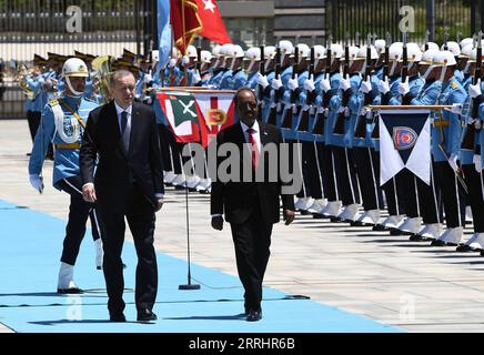 220706 -- ANKARA, 6 luglio 2022 -- il presidente turco Recep Tayyip Erdogan L, il fronte dà il benvenuto al presidente della Somalia Hassan Sheikh Mohamud R, fronte ad Ankara, Turchia, il 6 luglio 2022. Mercoledì il presidente turco Recep Erdogan si è incontrato con il suo omologo somalo in visita Hassan Sheikh Mohamud nella capitale Ankara per discutere la sicurezza regionale e gli aiuti umanitari al paese africano. Foto di /Xinhua TURCHIA-ANKARA-SOMALIA-PRESIDENT-VISIT MustafaxKaya PUBLICATIONxNOTxINxCHN Foto Stock