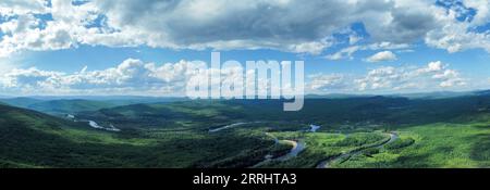 220707 -- HULUN BUIR, 7 luglio 2022 -- foto panoramica aerea scattata il 7 luglio 2022 mostra il paesaggio di un parco nazionale paludoso a Genhe, Hulun Buir, regione autonoma della Mongolia interna della Cina settentrionale. CHINA-INNER MONGOLIA-HULUN BUIR-WETLAND PARK CN BEIXHE PUBLICATIONXNOTXINXCHN Foto Stock