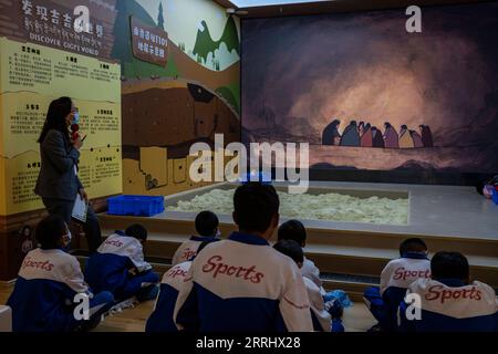 220708 -- LHASA, 8 luglio 2022 -- gli studenti partecipano a un gioco interattivo al Tibet Museum di Lhasa, nella regione autonoma del Tibet nel sud-ovest della Cina, 8 luglio 2022. Il Tibet Museum ha riaperto il sabato dopo lavori di ristrutturazione ed espansione. CHINA-TIBET-MUSEUM-EXPANSION-REOPENCN SunxFei PUBLICATIONxNOTxINxCHN Foto Stock