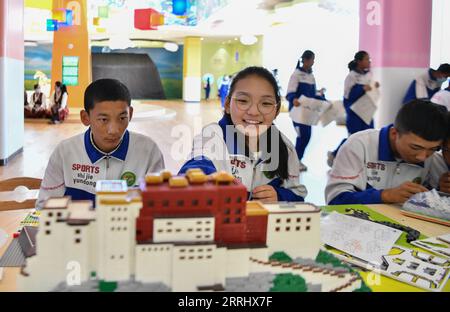 220708 -- LHASA, 8 luglio 2022 -- gli studenti partecipano a un gioco interattivo al Tibet Museum di Lhasa, nella regione autonoma del Tibet nel sud-ovest della Cina, 8 luglio 2022. Il Tibet Museum ha riaperto il sabato dopo lavori di ristrutturazione ed espansione. CHINA-TIBET-MUSEUM-EXPANSION-REOPENCN JigmexDorje PUBLICATIONxNOTxINxCHN Foto Stock