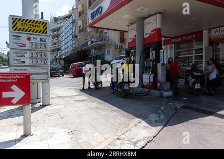 220708 -- ATENE, 8 luglio 2022 -- Un uomo alimenta una motocicletta in una stazione di servizio ad Atene, Grecia, l'8 luglio 2022. Il tasso di inflazione annuale della Grecia ha raggiunto il 12,1% a giugno, raggiungendo un record di 30 anni nel paese, ha detto l'autorità statistica ellenica venerdì. GRECIA-ATENE-INFLAZIONE MariosxLolos PUBLICATIONxNOTxINxCHN Foto Stock