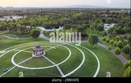 220709 -- HEYANG, 9 luglio 2022 -- foto aerea scattata l'8 luglio 2022 mostra una piazza nella contea di Heyang, nella provincia dello Shaanxi della Cina nord-occidentale. La contea di Heyang ha fatto sforzi per promuovere la protezione ecologica negli ultimi anni, con un'area forestale che ha raggiunto i 775.000 mu circa 51.667 ettari finora. CHINA-SHAANXI-HEYANG-GREEN DEVELOPMENT CN TAOXMING PUBLICATIONXNOTXINXCHN Foto Stock