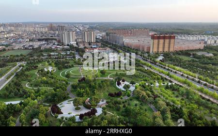 220709 -- HEYANG, 9 luglio 2022 -- foto aerea scattata l'8 luglio 2022 mostra la contea di Heyang nella provincia dello Shaanxi della Cina nordoccidentale. La contea di Heyang ha fatto sforzi per promuovere la protezione ecologica negli ultimi anni, con un'area forestale che ha raggiunto i 775.000 mu circa 51.667 ettari finora. CHINA-SHAANXI-HEYANG-GREEN DEVELOPMENT CN TAOXMING PUBLICATIONXNOTXINXCHN Foto Stock