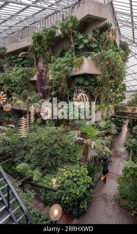 Barbican Conservatory, Barbican Centre, Londra, Regno Unito. 8 settembre 2023. Il Barbican lancia una nuova importante commissione dal titolo Cloud Songs on the Horizon di Ranjani Shettar, la prima commissione mai commissionata nell'iconico Conservatorio Barbicano. L'opera presenta una serie di nuove sculture sospese su larga scala in tutto lo spazio di 23.000 piedi quadrati del Conservatorio. Un'oasi tropicale nel cuore di Londra, il Barbican Conservatory ospita un vivace mix di 1.500 specie di piante e alberi provenienti da tutto il mondo. Le sculture di Shettar, prodotte nel suo studio nel sud dell'India, sono ogni granchio Foto Stock