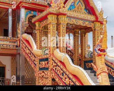 Ingresso e scale in uno degli edifici di Wat Huai Yai, un tempio buddista a Huai Yai, Pattaya City, Chonburi, Thailandia. Foto Stock