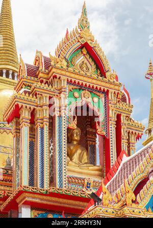 Immagine del Buddha in uno degli edifici di Wat Huai Yai, un tempio buddista a Huai Yai, Pattaya City, Chonburi, Thailandia. Foto Stock