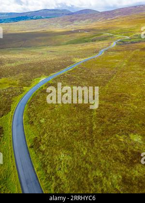 Aerialview of Road, Bogs with Mountains in background in Sally GAP, Wicklow, Irlanda Foto Stock