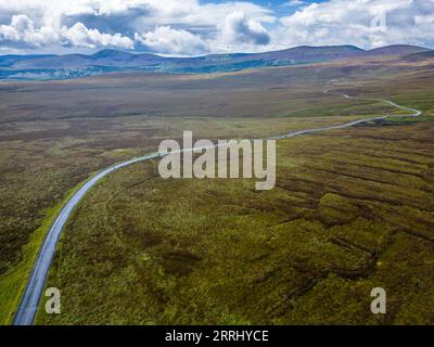 Aerialview of Road, Bogs with Mountains in background in Sally GAP, Wicklow, Irlanda Foto Stock