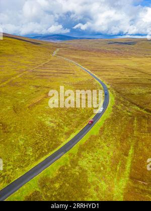 Guida per Bogs con montagne sullo sfondo a Sally GAP, Wicklow, Irlanda Foto Stock