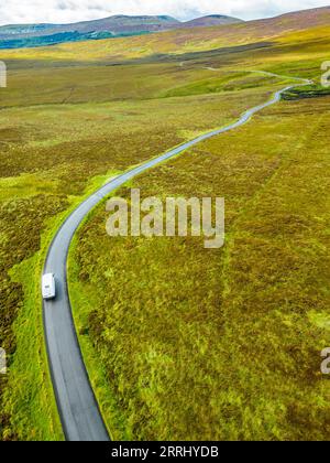 Guida per Bogs con montagne sullo sfondo a Sally GAP, Wicklow, Irlanda Foto Stock