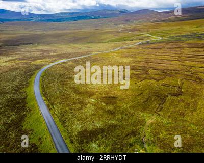 Aerialview of Road, Bogs with Mountains in background in Sally GAP, Wicklow, Irlanda Foto Stock