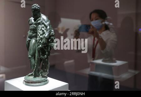 220711 -- PECHINO, 11 luglio 2022 -- Un visitatore scatta foto di una mostra alla mostra intitolata Tota Italia -- Origins of a Nation al Museo Nazionale della Cina di Pechino, capitale della Cina, 11 luglio 2022. Una nuova mostra sulle origini dell'Italia è stata inaugurata presso il Museo Nazionale della Cina di Pechino. Intitolato Tota Italia - Origins of a Nation, presenta 503 pezzi di preziosi oggetti d'antiquariato provenienti da 26 musei in tutta Italia. Presentata simultaneamente in cinese, italiano e inglese, la mostra durerà fino al 9 ottobre. CHINA-BEIJING-EXHIBITION-ANCIENT ROME CN ZHANGXYUWEI PUBLICATIONXNOTXINXCHN Foto Stock