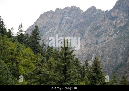 220712 -- ARAXAN LEFT BANNER, 12 luglio 2022 -- foto scattata l'11 luglio 2022 mostra una vista della riserva naturale nazionale di Helan Mountain ad Araxan Left Banner, regione autonoma della Mongolia interna della Cina settentrionale. CINA-INTERNO MONGOLIA-HELAN MONTAGNA-RISERVA NATURALE-PAESAGGIO CN BEIXHE PUBLICATIONXNOTXINXCHN Foto Stock