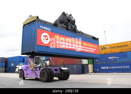 220712 -- DUISBURG, 12 luglio 2022 -- la foto scattata l'11 luglio 2022 mostra una scena della cerimonia di benvenuto per il 000° viaggio effettuato dai treni merci Cina-Europa operati dalla China-Europe Railway Express Chongqing a Duisburg, Germania. Un treno merci carico di prodotti elettronici, parti meccaniche e necessità quotidiane, che partì dal comune di Chongqing della Cina sud-occidentale il 23 giugno, arrivò a Duisburg, in Germania lunedì. GERMANIA-DUISBURG-CINA-EUROPA-FERROVIA EXPRESS-10,000ESIMO VIAGGIO RENXPENGFEI PUBLICATIONXNOTXINXCHN Foto Stock