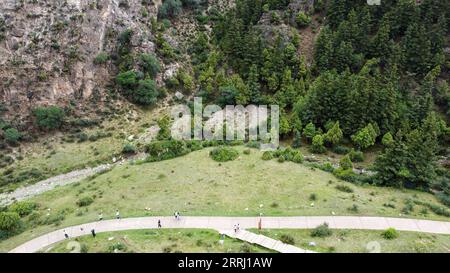 220712 -- BANNER ARAXAN LEFT, 12 luglio 2022 -- foto aerea scattata l'11 luglio 2022 mostra i turisti che visitano la riserva naturale nazionale di Helan Mountain ad Araxan Left Banner, nella regione autonoma della Mongolia interna della Cina settentrionale. CINA-INTERNO MONGOLIA-HELAN MONTAGNA-RISERVA NATURALE-PAESAGGIO CN BEIXHE PUBLICATIONXNOTXINXCHN Foto Stock