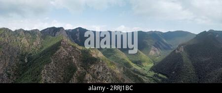 220712 -- BANNER ARAXAN LEFT, 12 luglio 2022 -- foto panoramica aerea scattata l'11 luglio 2022 mostra una vista della riserva naturale nazionale di Helan Mountain ad Araxan Left Banner, regione autonoma della Mongolia interna della Cina settentrionale. CINA-INTERNO MONGOLIA-HELAN MONTAGNA-RISERVA NATURALE-PAESAGGIO CN BEIXHE PUBLICATIONXNOTXINXCHN Foto Stock