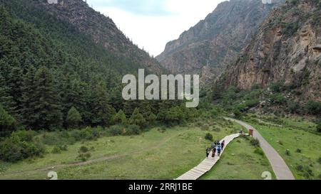 220712 -- BANNER ARAXAN LEFT, 12 luglio 2022 -- foto aerea scattata l'11 luglio 2022 mostra i turisti che visitano la riserva naturale nazionale di Helan Mountain ad Araxan Left Banner, nella regione autonoma della Mongolia interna della Cina settentrionale. CINA-INTERNO MONGOLIA-HELAN MONTAGNA-RISERVA NATURALE-PAESAGGIO CN BEIXHE PUBLICATIONXNOTXINXCHN Foto Stock