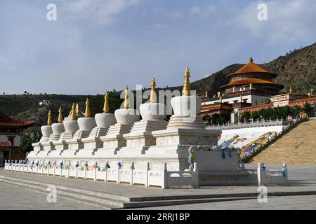 220712 -- BANNER DI SINISTRA ARAXAN, 12 luglio 2022 -- foto scattata l'11 luglio 2022 mostra pagode all'esterno del Tempio Guangzong in Araxan Left Banner, regione autonoma della Mongolia interna della Cina settentrionale. TEMPIO CINESE-INTERNO DEL BUDDHISMO MONGOLIA-TIBETANO CN BEIXHE PUBLICATIONXNOTXINXCHN Foto Stock