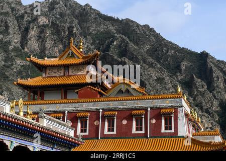 220712 -- BANNER DI SINISTRA ARAXAN, 12 luglio 2022 -- foto scattata l'11 luglio 2022 mostra il Tempio Guangzong in Araxan Left Banner, regione autonoma della Mongolia interna della Cina settentrionale. TEMPIO CINESE-INTERNO DEL BUDDHISMO MONGOLIA-TIBETANO CN BEIXHE PUBLICATIONXNOTXINXCHN Foto Stock